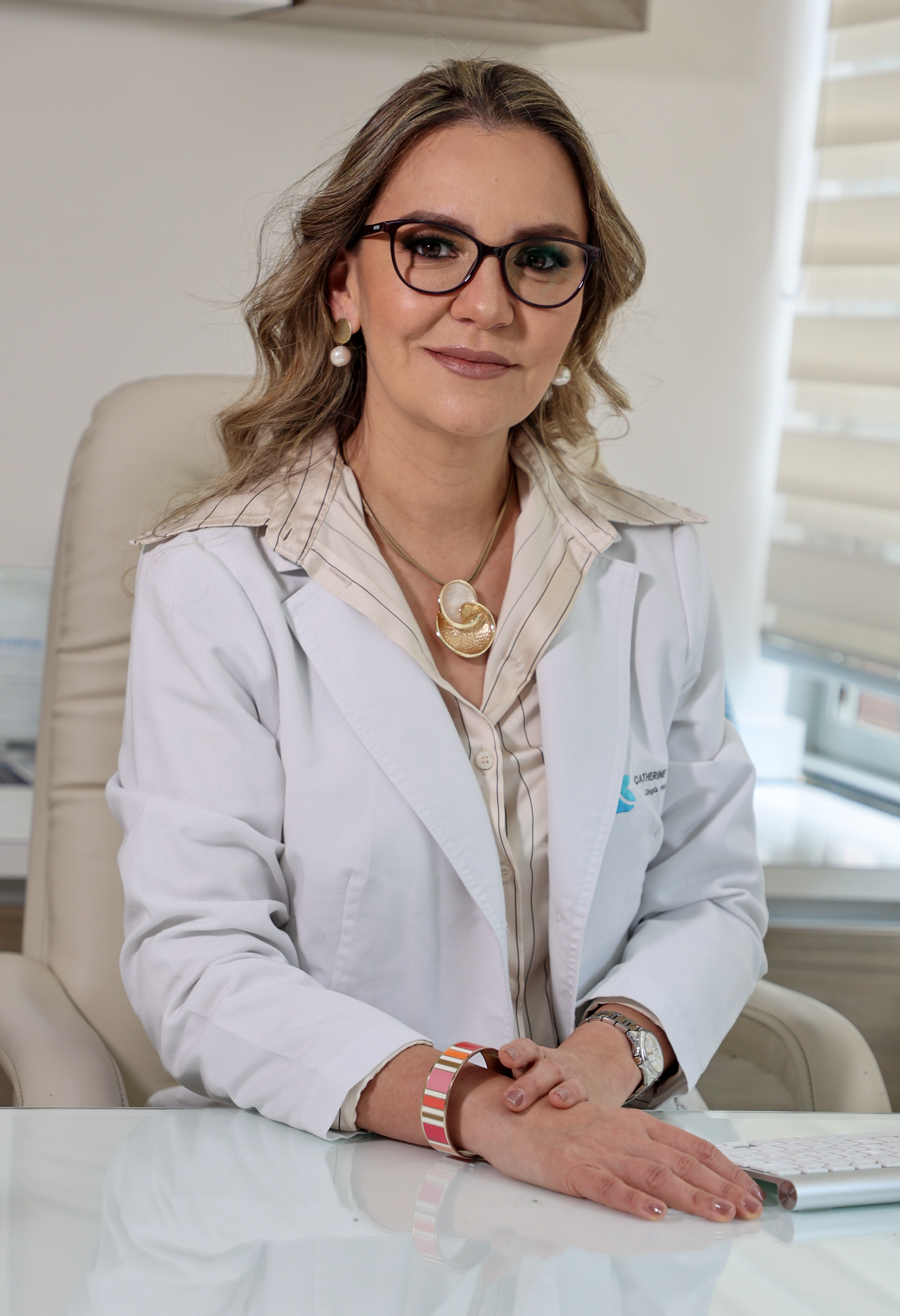 mejor cirujano plástico Bogotá Colombia, mamoplastia, explantación, blefaroplastia