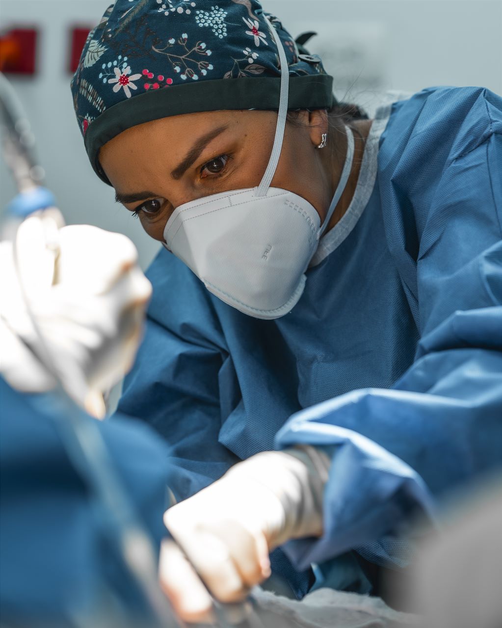 Dra. Catherine Barón la mejor cirujana plástico Bogotá Colombia, mamoplastia, explantación, blefaroplastia